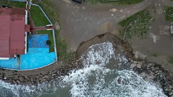 Sakarya'da korkutan olay: Deniz 50 metre içeri girdi